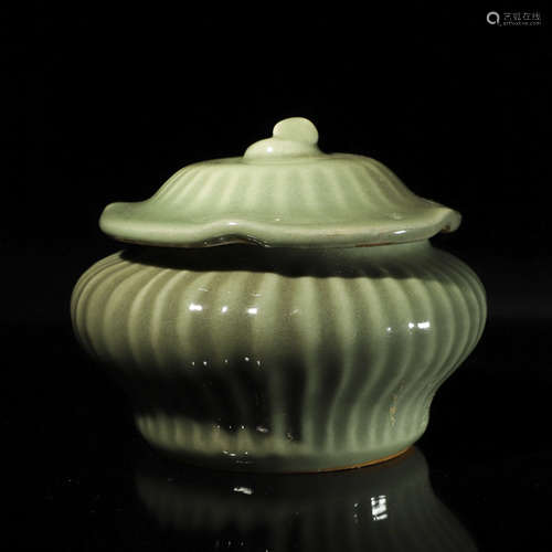 A Longquan kiln jar and cover