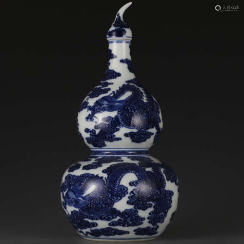 A blue and white 'drgaon' gourd-shaped vase