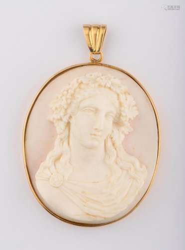 Pendentif en or jaune 18k (750 millièmes) orné d'un très bea