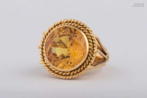 Bague en or jaune 18k (750 millièmes) ornée d'un saphir jaun