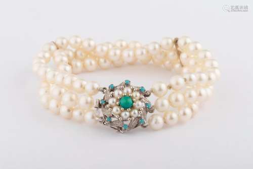Bracelet composé d'un triple rang de perles de culture d'eau