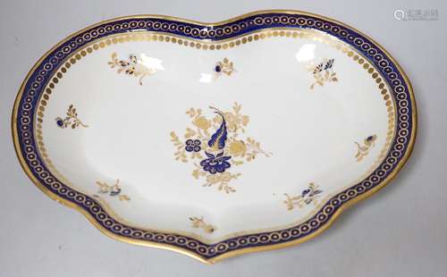 An 18th century Caughley kidney shaped dish with blue and gi...