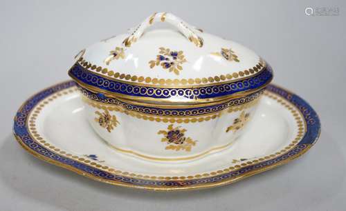 An 18th century Caughley tureen cover and stand with blue an...