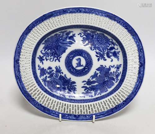 A Chinese crested blue and white stand, Qianlong period, 23....