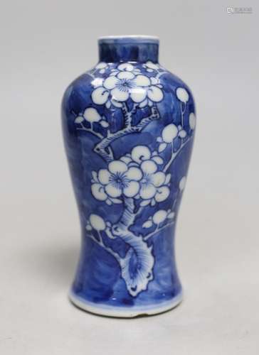 A small 19th century Chinese blue and white prunus vase. 13....