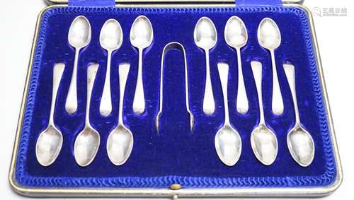 A set of twelve Edwardian silver Old English pattern teaspoo...