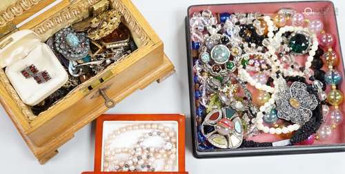 Assorted early 20th century and later costume jewellery incl...