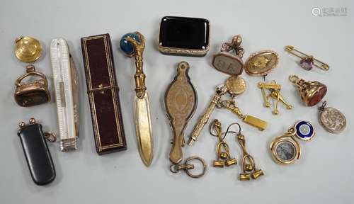 Mixed collectables including a yellow metal clam shell mourn...