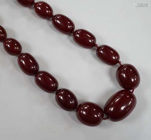 A single strand graduated simulated cherry amber necklace, 8...