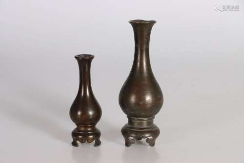 (2) CHINE, Epoque Ming. Ensemble de deux vases piriform