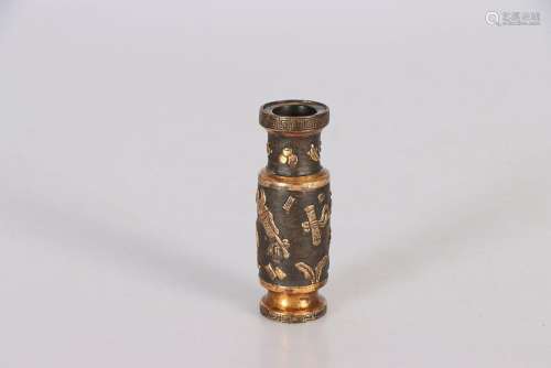 CHINE, XVIIe siècle. Petit vase en bronze partiellement