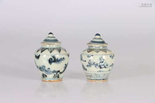 (2) CHINE, Epoque Ming. Deux vases couverts miniatures