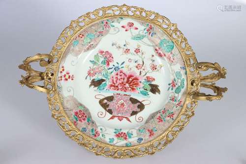 CHINE, Epoque Yongzheng, XVIIIe siècle. Plat en porcela