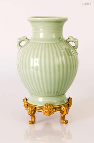 CHINE, XIXe siècle. Vase en porcelaine à couverte célad