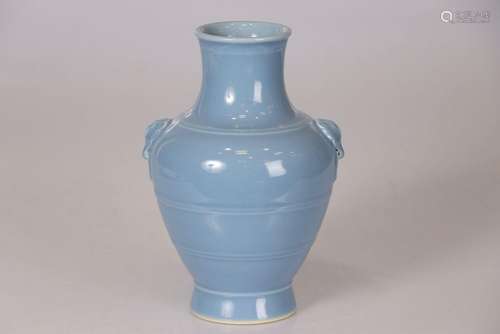 CHINE, Marque et Epoque Qianlong. Rare vase en porcelai