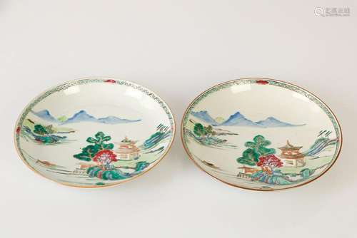 (2) CHINE, Epoque Qianlong. Paire d’assiettes creuses e