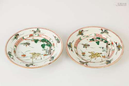 (2) CHINE, Epoque Qianlong. Paire d’assiettes en porcel