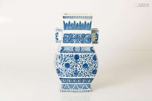 CHINE, XIXe siècle.  Grand vase en porcelaine bleu et b