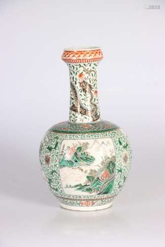 CHINE, XIXe siècle. Vase bouteille en porcelaine à déco