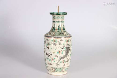 CHINE, XIXe siècle. Vase rouleau en porcelaine à décor