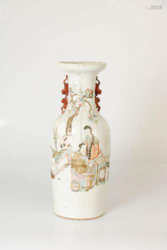 CHINE, XIXe siècle. Vase en porcelaine à décor en émaux