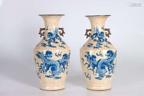 (2) CHINE, XIXe siècle. Paire de vases de forme balustr