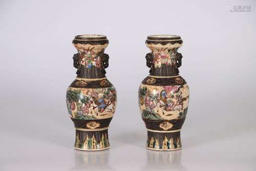 (2) CHINE, XIXe siècle. Paire de vases Nankin à décor d