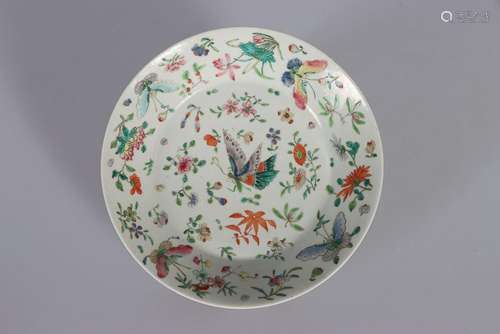 CHINE, XIXe siècle. Assiette creuse en porcelaine à déc