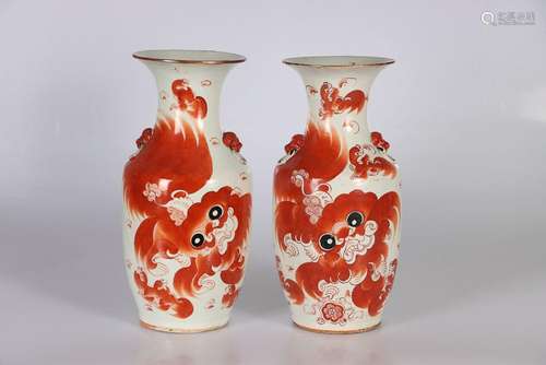 (2) CHINE, XIXe siècle. Paire de vases balustre en porc