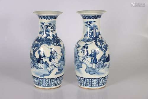 (2) CHINE, XIXe siècle. Paire de vases en porcelaine bl