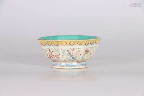 CHINE, XIXe siècle. Coupe sur pied en porcelaine à déco