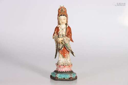 CHINE, XIXe siècle. Statuette en porcelaine polychrome