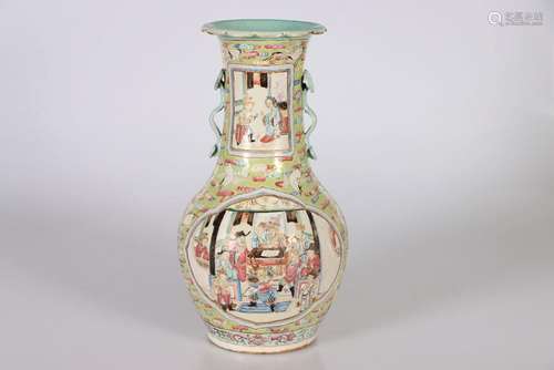 CHINE, XIXe siècle. Vase bouteille à décor en émaux de