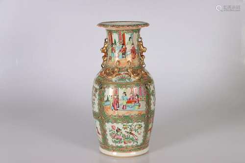 CHINE, XIXe siècle. Vase de forme balustre en porcelain