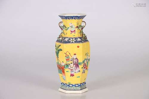 CHINE, XIXe siècle. Vase balustre hexagonal en porcelai