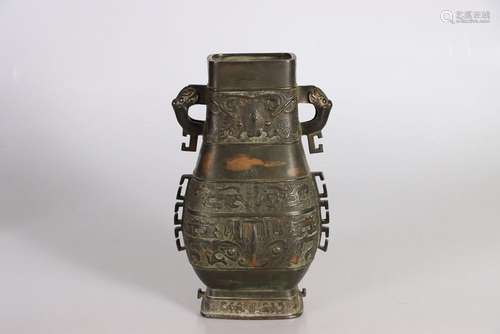 CHINE, XIXe siècle. Grand vase Fang Hu en bronze dans l