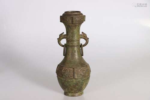 CHINE, XIXe siècle. Vase en bronze dans le style archaï