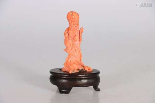 CHINE, XXe siècle. Statuette en corail* orange sculpté