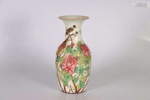CHINE, Vers 1900. Vase balustre en porcelaine à décor e