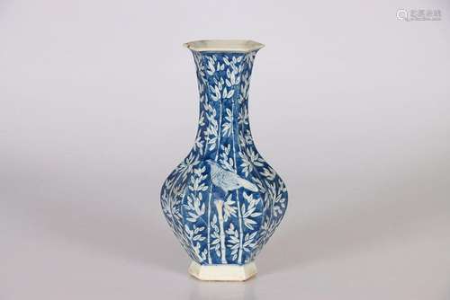 VIETNAM, XIXe siècle. Vase à pans en porcelaine bleu bl