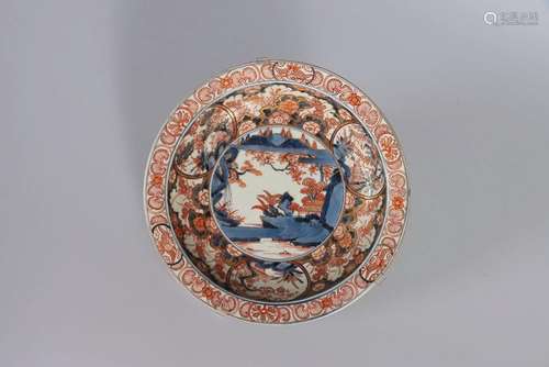 JAPON, XVIIIe siècle. Assiette Imari à décor de scène l