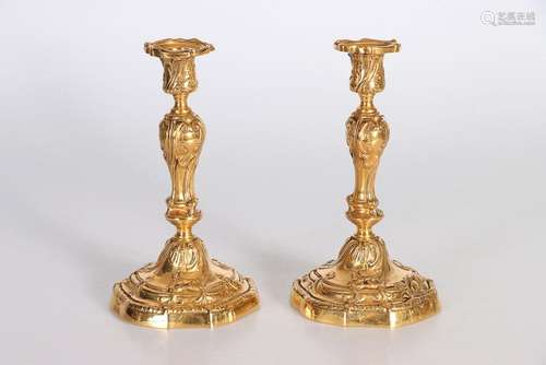 (2) Paire de bougeoirs de style Louis XV en bronze cise