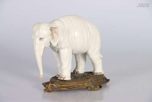 Sujet en porcelaine figurant un éléphant débout sur un