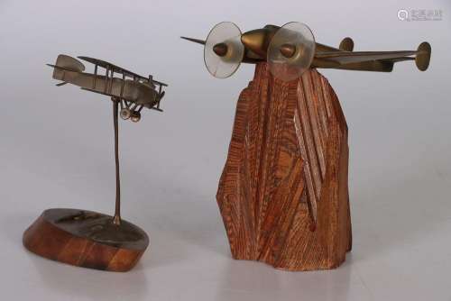 (2) Deux anciennes maquettes d'avion à hélices en métal