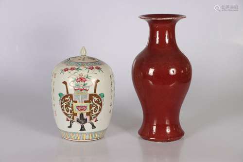 (2) CHINE, XIXe siècle. Ensemble de deux vases en porce