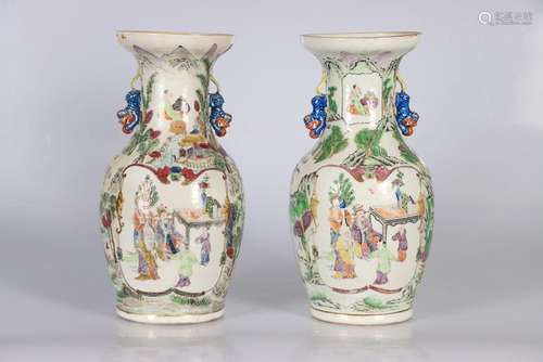 (2) CHINE, XIXe siècle. Paire de vases de forme balustr