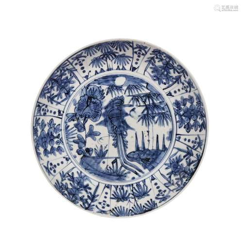 A PLATE, CHINA, MING DYNASTY, 17TH-18TH CENTURIES<br />
明 十...