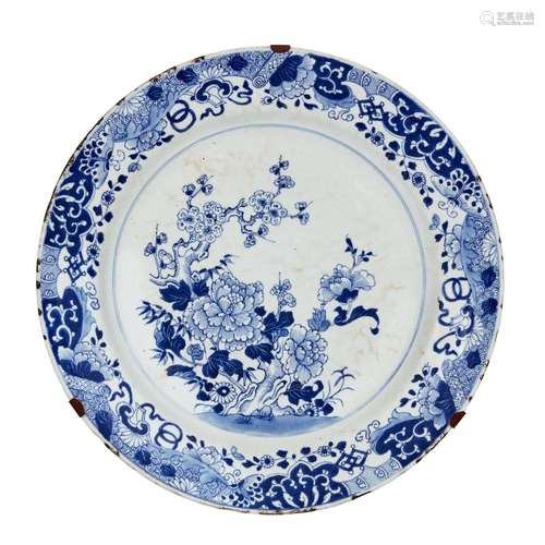 A PLATE, CHINA, MING DYNASTY, 18TH CENTURY<br />
清 十八世纪...