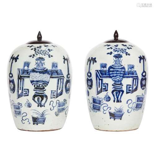 TWO VASES, CHINA, QING DYNASTY, 20TH CENTURY<br />
清 二十世...