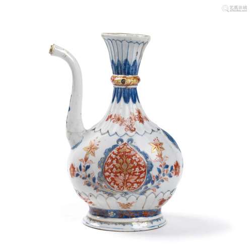 A FLAGON, CINA, QING DYNASTY, 18TH CENTURY<br />
清 十八世纪...